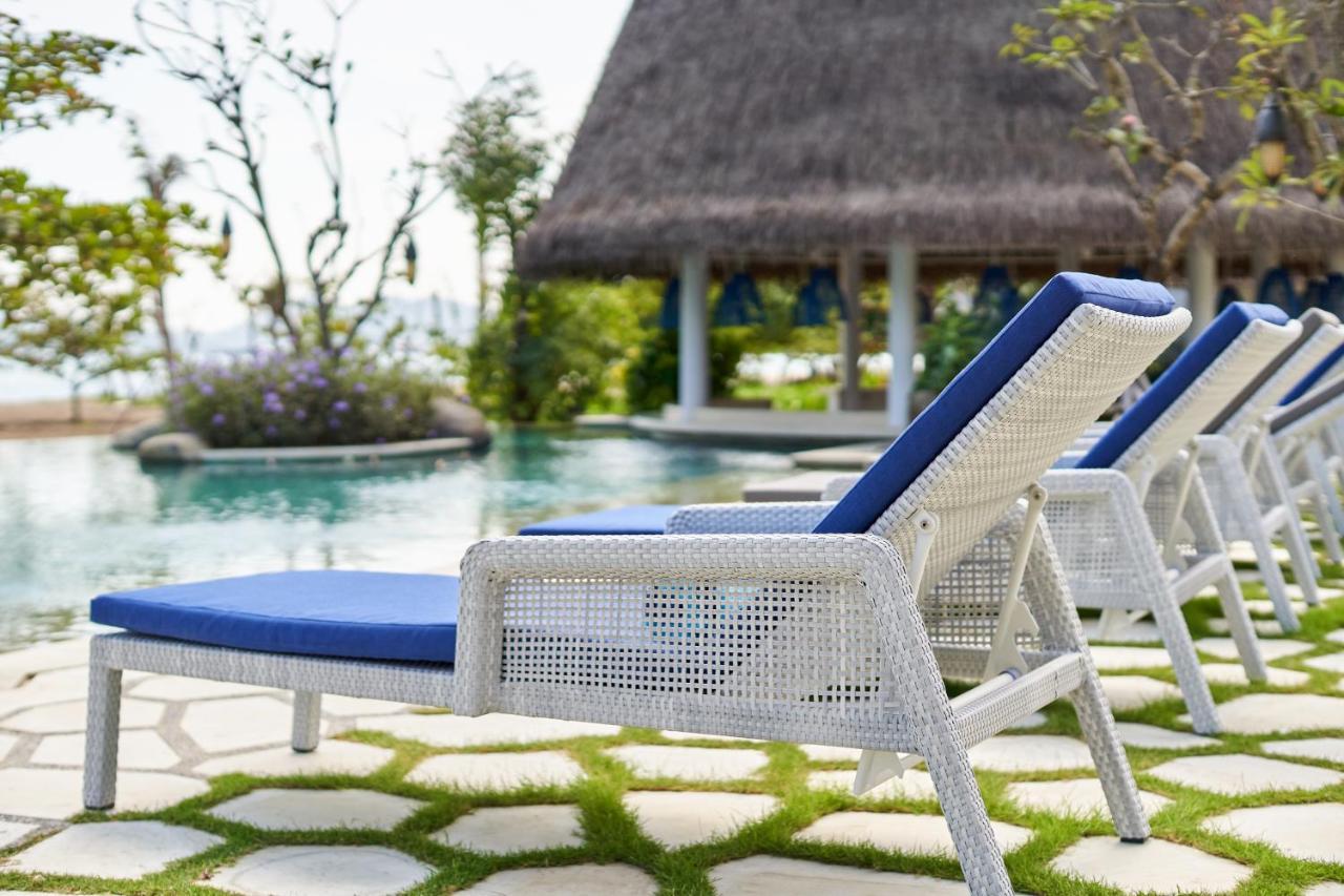Sudamala Resort, Komodo, Labuan Bajo Eksteriør billede A synthetic rattan chaise longue