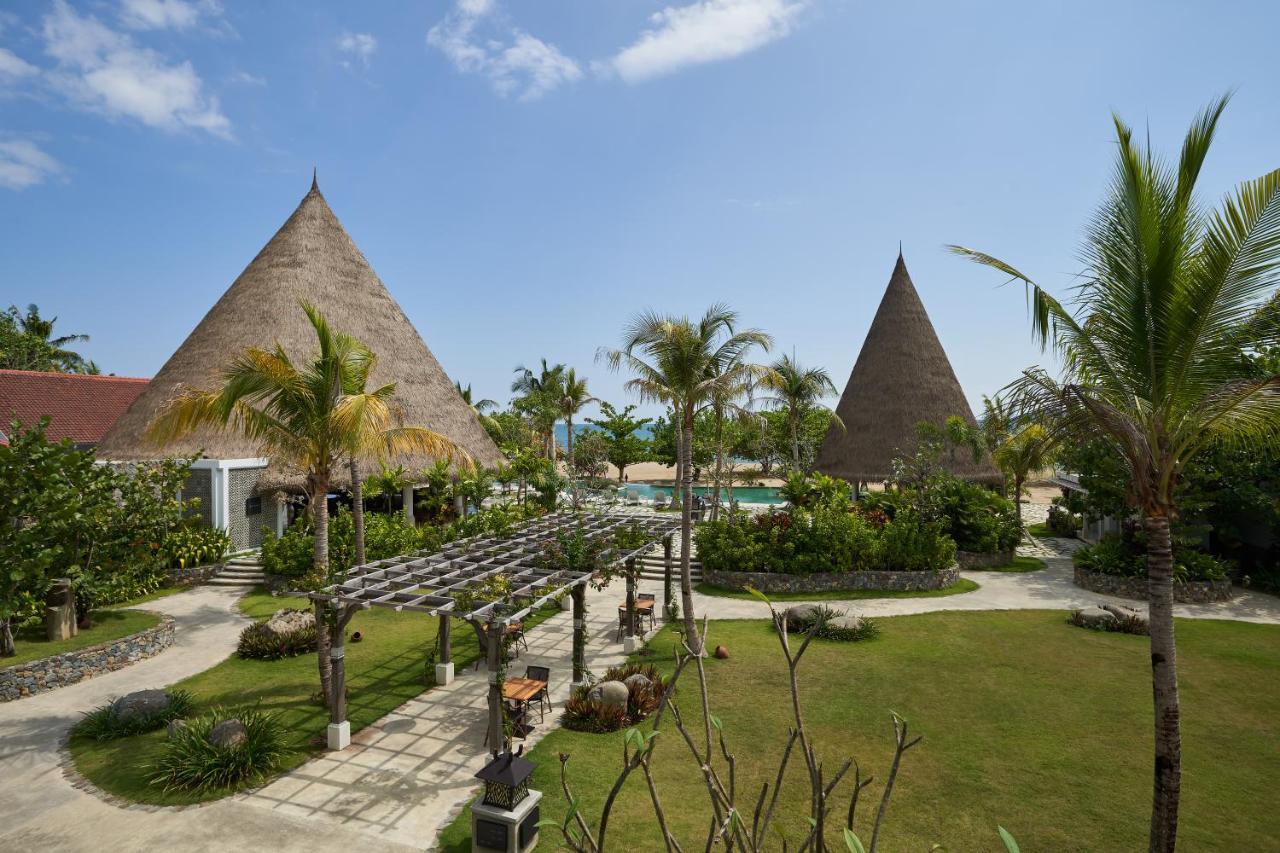 Sudamala Resort, Komodo, Labuan Bajo Eksteriør billede The resort's main buildings