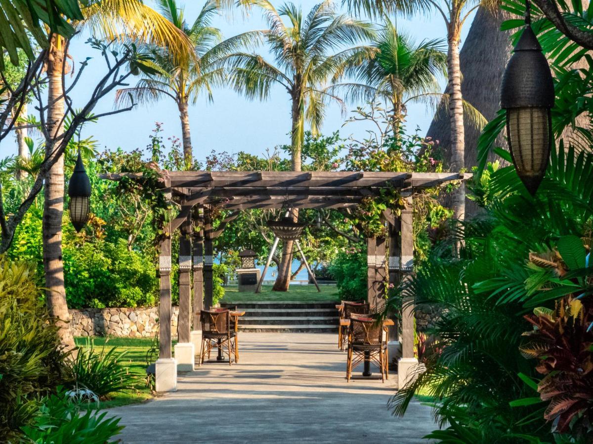 Sudamala Resort, Komodo, Labuan Bajo Eksteriør billede The resort's gardens