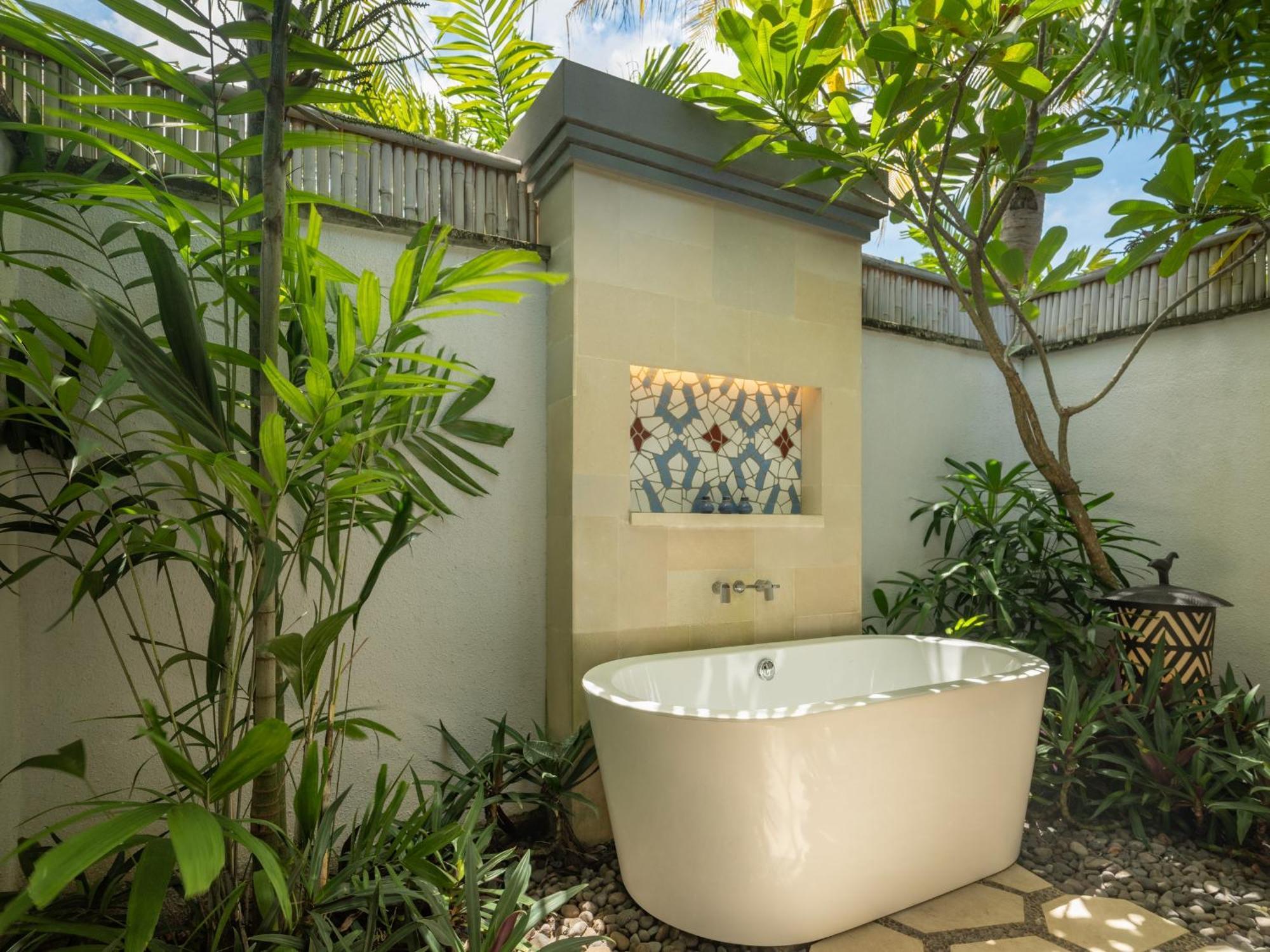 Sudamala Resort, Komodo, Labuan Bajo Eksteriør billede Outdoor bathtub
