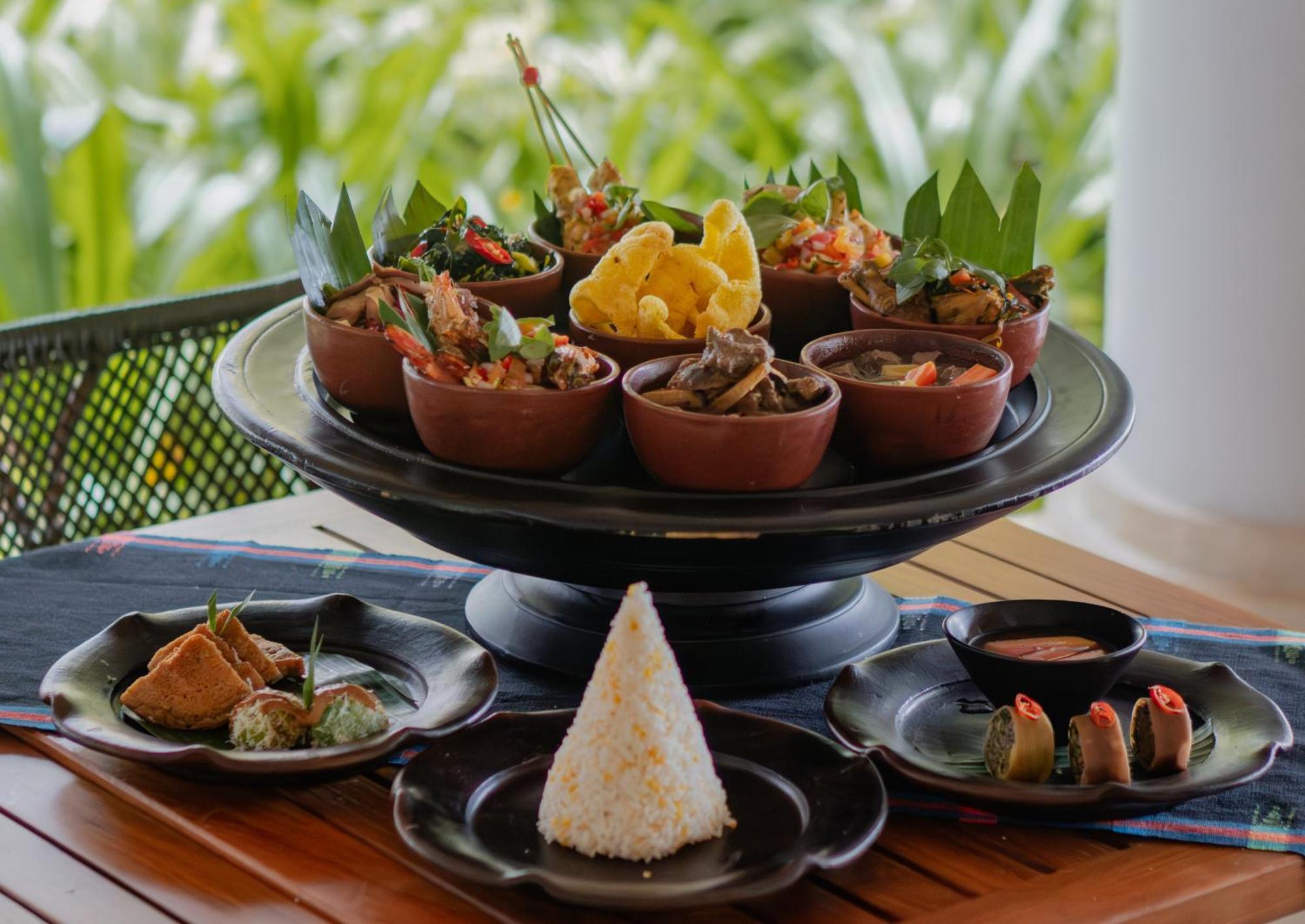 Sudamala Resort, Komodo, Labuan Bajo Eksteriør billede A selection of Thai cuisine