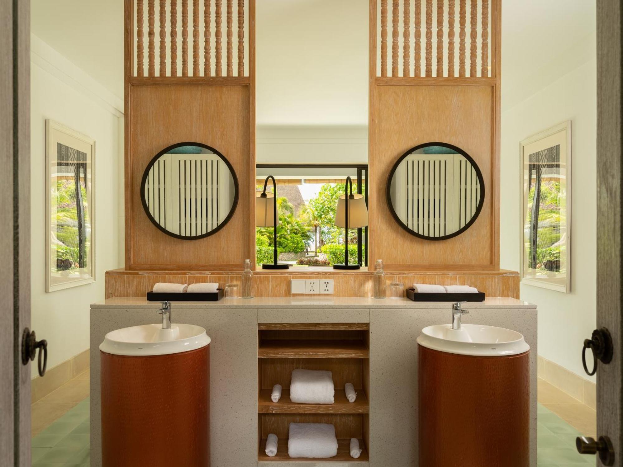 Sudamala Resort, Komodo, Labuan Bajo Eksteriør billede Bathroom